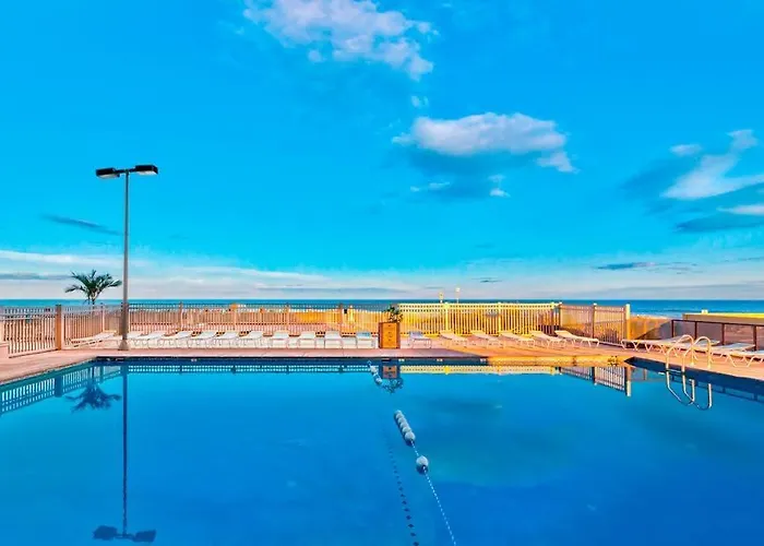 Enjoy Ocean & Bay Views From 15th-floor With Pools