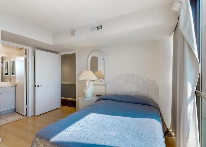 Enjoy Ocean & Bay Views From 15th-floor With Pools Holiday home