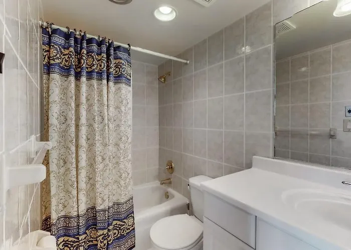 Enjoy Ocean & Bay Views From 15th-floor With Pools Holiday home *
