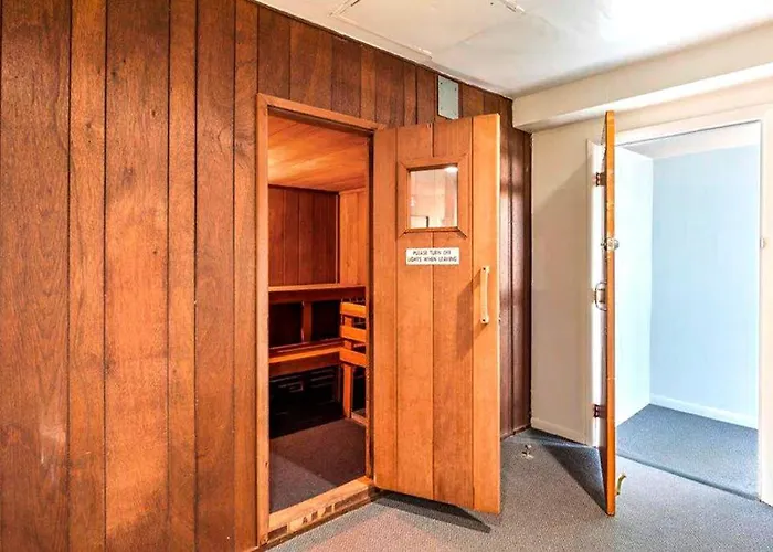 Enjoy Ocean & Bay Views From 15th-floor With Pools