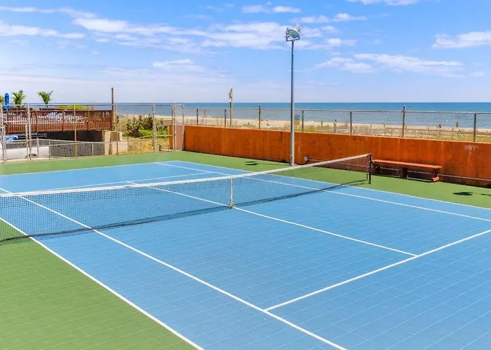 Enjoy Ocean & Bay Views From 15th-floor With Pools